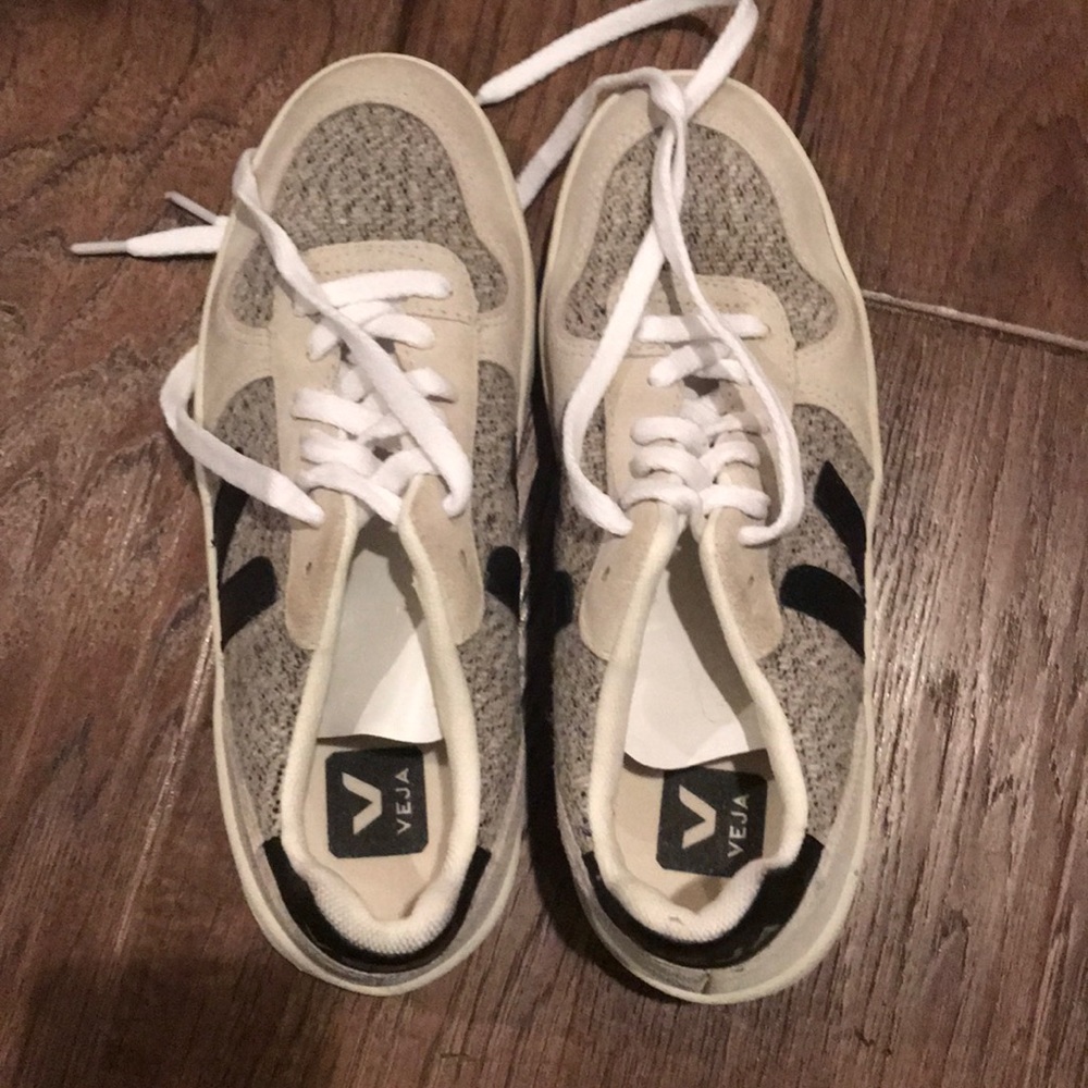 Veja V-10 tennis shoes